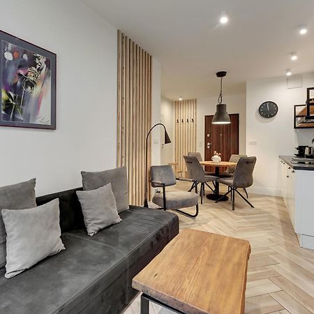 Aura III Apartments & Free Parking By Downtown Apartments 格但斯克 外观 照片