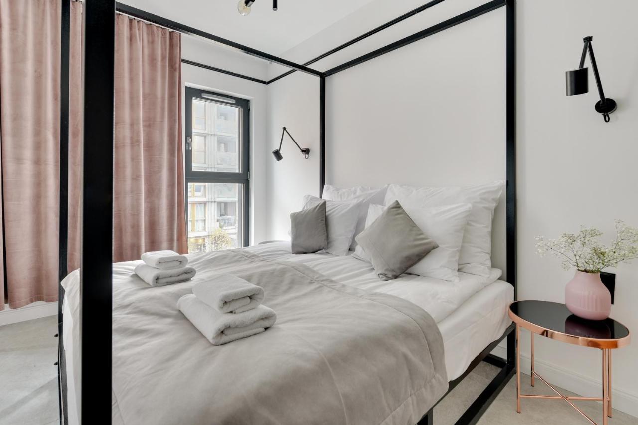 Aura III Apartments & Free Parking By Downtown Apartments 格但斯克 外观 照片