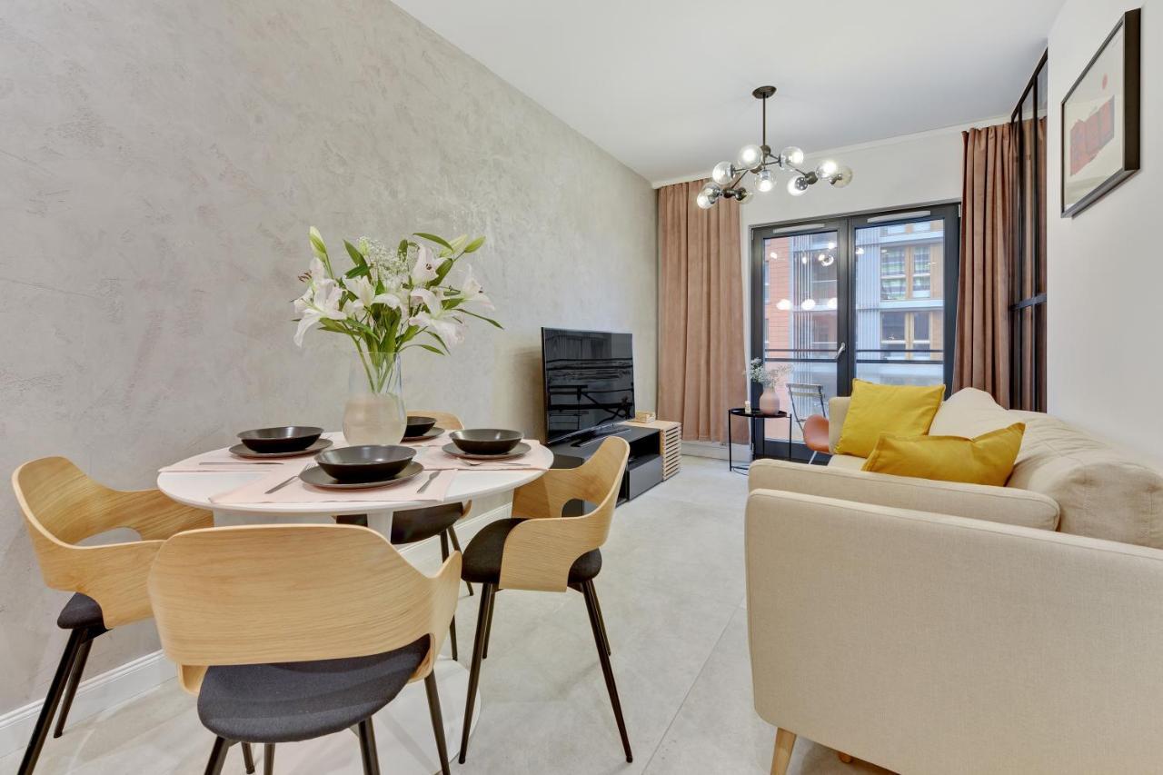 Aura III Apartments & Free Parking By Downtown Apartments 格但斯克 外观 照片