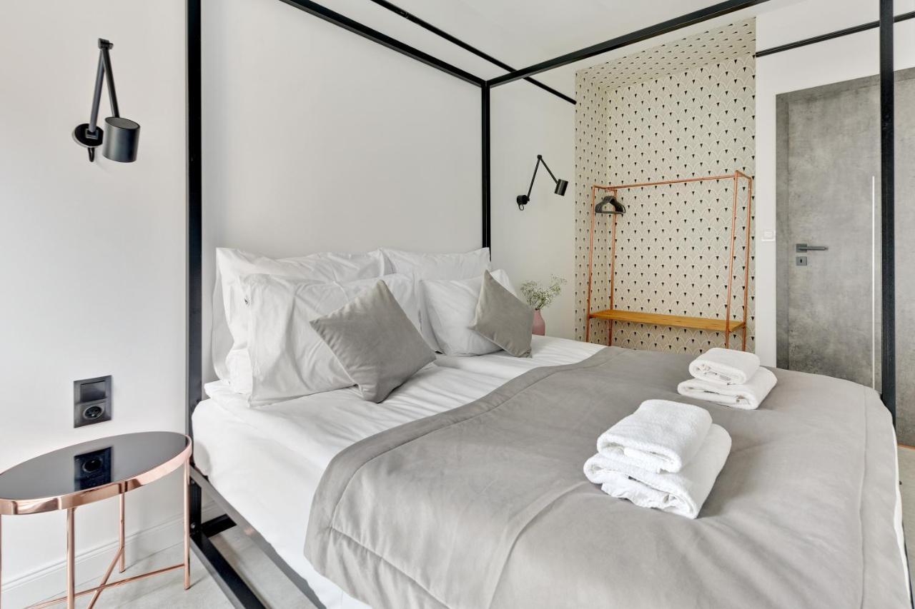 Aura III Apartments & Free Parking By Downtown Apartments 格但斯克 外观 照片
