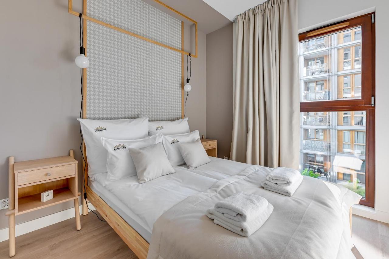 Aura III Apartments & Free Parking By Downtown Apartments 格但斯克 外观 照片