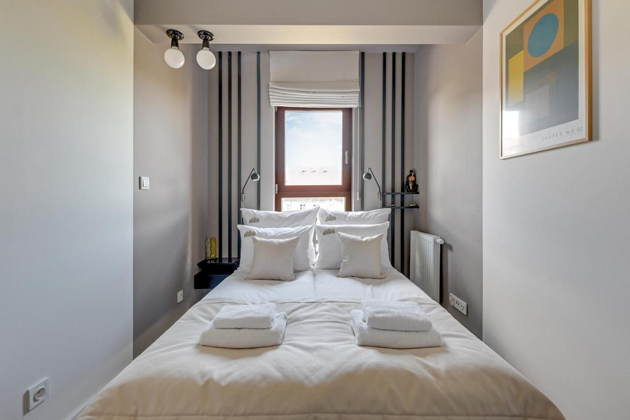 Aura III Apartments & Free Parking By Downtown Apartments 格但斯克 外观 照片