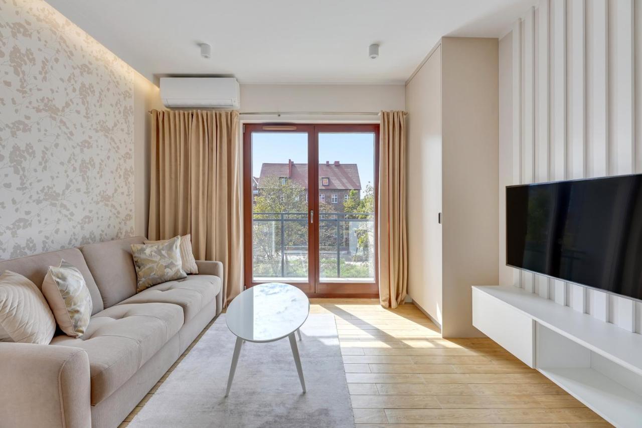 Aura III Apartments & Free Parking By Downtown Apartments 格但斯克 外观 照片