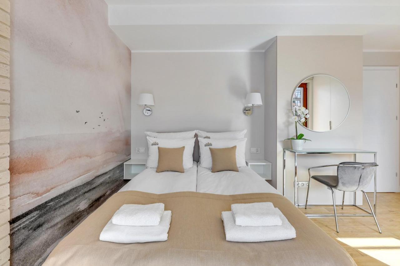 Aura III Apartments & Free Parking By Downtown Apartments 格但斯克 外观 照片